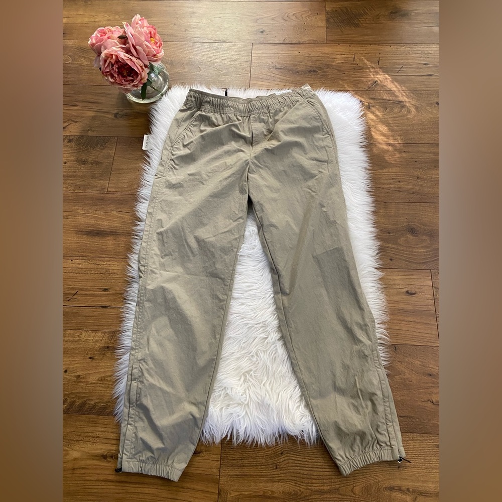 Men’s Hiking/Khaki Pants. Size: Small